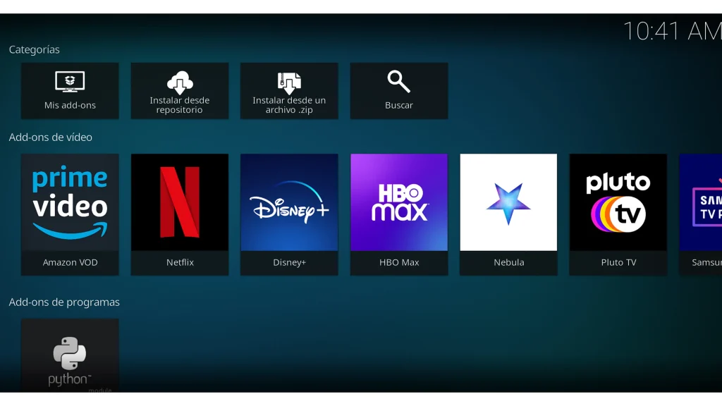 Uma configuração de IPTV com uma televisão digital, um computador e um smartphone exibindo listas de reprodução M3U no Kodi